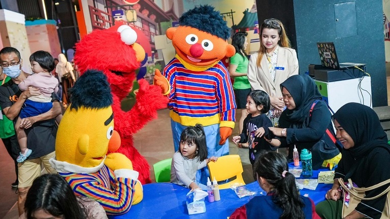 Bertemu Karakter Elmo & Friends
